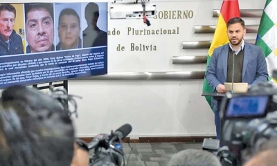 El ministro de Gobierno, Carlos Eduardo del Castillo, explica el esquema del narcotráfico. 