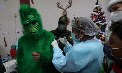 ‘Grinch’ pudo evitar por más que quiso ya que terminó recibiendo una de las dosis.
