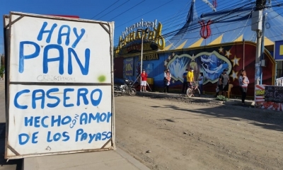El letrero con el que el circo ofrece el pan. Foto: Radio Kancha Parlaspa.