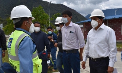 Ministro Édgar Montaño, inspeccionó de manera sorpresiva la construcción de carreteras en Trinidad. 