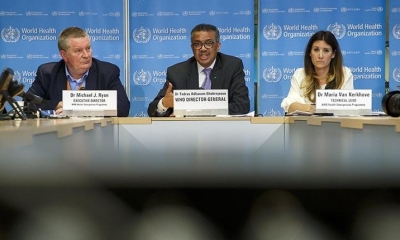El director de la OMS, Tedros Adhanom Ghebreyesus (centro), participa de una conferencia. | EFE