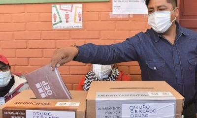 Marcelo Medina emite su voto, ayer, en Cobija.