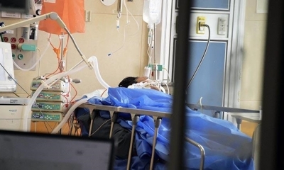 Un paciente conectado a un respirador, en Quito. | AFP