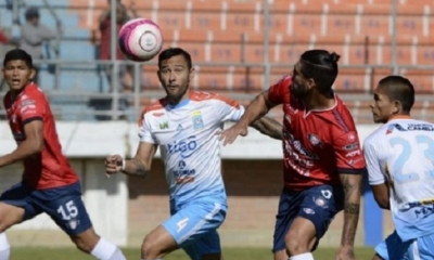 Coimbra y Gaúcho intentan llegar al balón. Foto: Los Tiempos