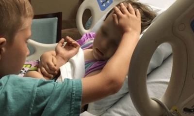 El padre de ambos retrató el momento y compartió la foto por Facebook 