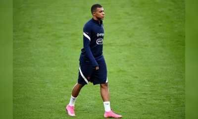 El delantero francés Kylian Mbappé asiste a una sesión de entrenamiento en el Stade de France en Saint-Denis. | AFP