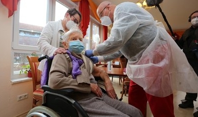 Edith Kwoizalla, de 101 años, la primera alemana en recibir la vacuna contra el coronavirus. | Dpa 