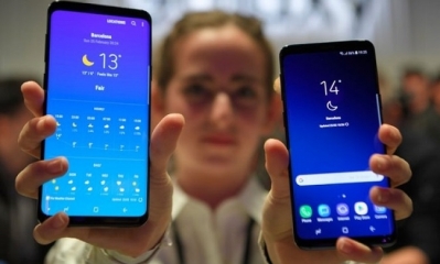 Una empleada muestra los dispositivos más recientes de Samsung, los smartphones Galaxy S9 y S9 Plus. Foto: AFP