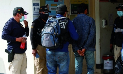 El operativo policial que hizo ayer la Felcc en Sacaba contra una banda criminal. 