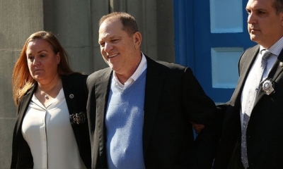 Weinstein salió esposado y sonriendo de la comisaría. | Fuente: AFP
