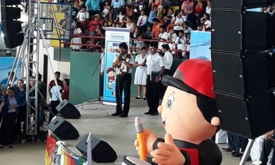 Así entregó el bono Juancito Pinto a los niños de Montero/Foto. RRSS