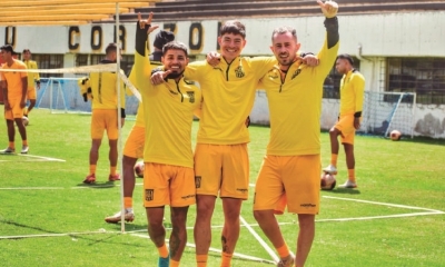 Esparza, Castillo y Amaral en un entrenamiento de los atigrados en la zona de Achumani. 