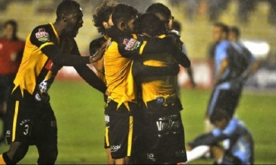 Los jugadores de The Strongest celebran el triunfo ante Blooming. Foto. APG