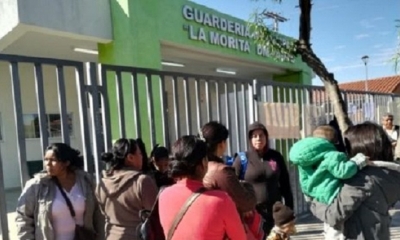 Padres de familia de la guardería La Morita están en vigilia. Foto: EL DEBER