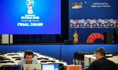 Técnicos trabajan en el centro de prensa del sorteo final para la Copa del Mundo Rusia-2018, en el centro de Moscú, el 28 de noviembre de 2017