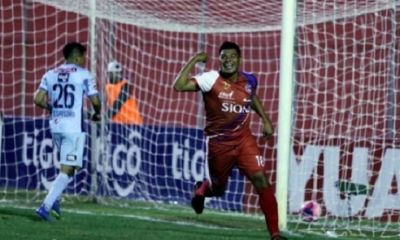 Ríos celebra el cuarto gol de Royal Pari. Foto: Hernán Virgo
