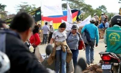 Los bloqueos afectan el tránsito en las carreteras cruceñas. Foto: Jorge Uechi