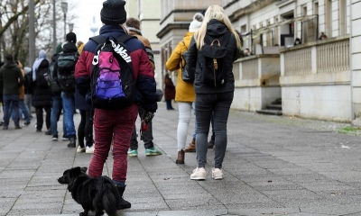 Un grupo de ciudadanos durante un paseo ayer en Berlín. 
