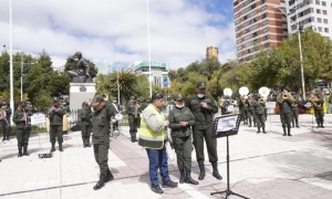 Policía durante la interpretación de canciones en La Paz. | APG