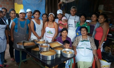 Mujeres presentando trabajos comestibles