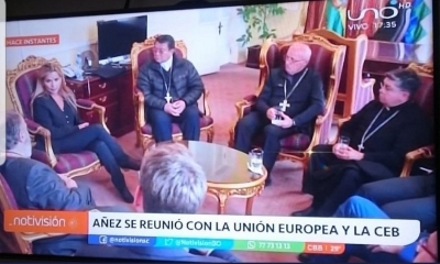 Diputado muestra documentos