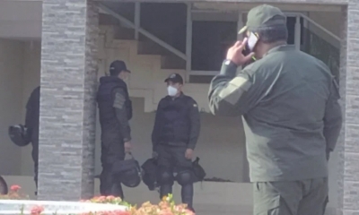 Policias afueras de la casa de Añez