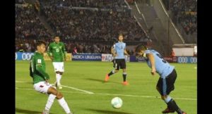 José Sagredo en la marca de Luis Suárez. Foto: AUF
