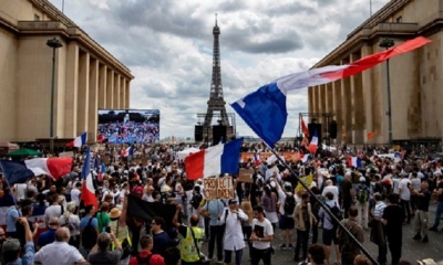 Miles de manifestantes se concentran en la plaza Trocadero cerca de la Torre Eiffel