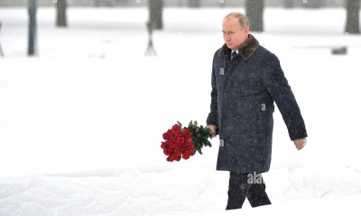 El presidente ruso, Vladimir Putin, mientras deposita flores en el cementerio conmemorativo de Piskaryovskoye.