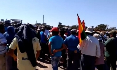 Decenas de personas se concentraron el lunes en el punto de bloqueo de Santa Rosa de Roca.