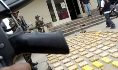 Policías de la Fuerza Especial de Lucha Contra el Narcotráfico muestran droga incautada. | Foto ilustrativa