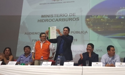 Así mostró la licencia el presidente de YPFB/Foto. IS