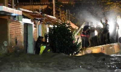 Las familias esperan para ser rescatadas por los equipos de emergencia en la zona de Linde.