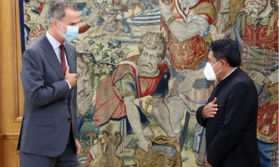 El saludo de Felipe VI y David Choquehuanca. Foto: AFP.
