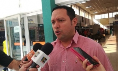El diputado Luis Felipe Dorado visitó este lunes las instalaciones del aeropuerto de El Trompillo. Foto: EL DEBER