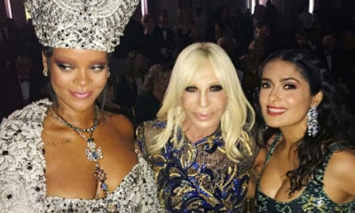 Le llueven las críticas a Salma Hayek por fotografía con Rihanna/Foto. RRSS