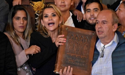 Jeanine Áñez sujeta los Evangelios tras proclamarse presidenta interina, el pasado noviembre