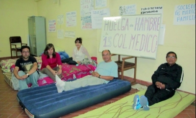 El ayuno voluntario en la sede del Colegio Médico en Sucre, anoche.