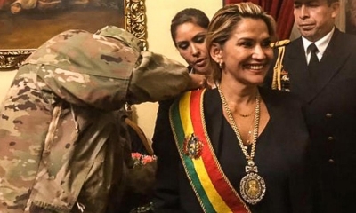 Áñez recibió la banda presidencial de un militar después de autoproclamarse | P12 