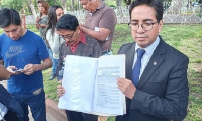 El abogado constitucionalista Williams Bascopé Laruta mustra la acción interpuesta contra los 6 exmagistrados del TCP.