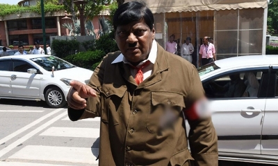 El político Naramalli Sivaprasad llega al Parlamento indio disfrazado de Adolf Hitler. Foto : RT