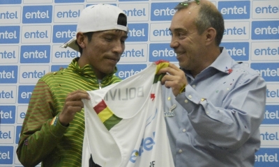 Jorge Sánchez, y el atleta, en el marco de un acto realizado en la ciudad de La Paz.