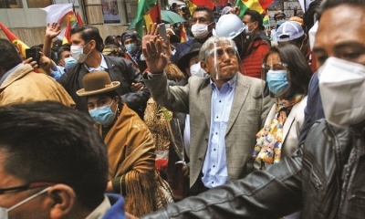 Varios seguidores del alcalde electo lo acompañaron rumbo al Ministerio Público, ayer.