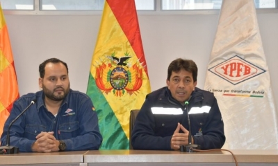 El ministro de Hidrocarburos, Víctor Hugo Zamora ( d )