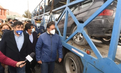 Presidente Arce en Oruro revisando vehiculos decomisados al contrabando | ABI