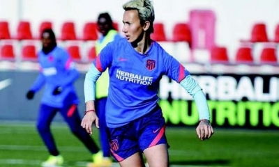La futbolista española Virginia Torrecilla mete un gol olímpico al cáncer Foto: Twitter .