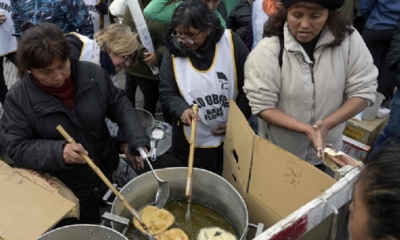 Manifestantes preparan comida durante una protesta de movimientos sociales, en marzo pasado en Buenos Aires/Foto. AFP