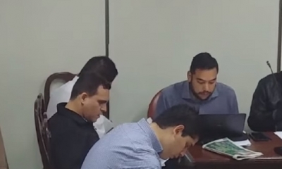 El acusado junto a sus abogados/Foto. Captura de pantalla