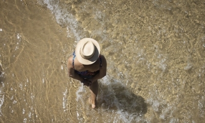 Una mujer pasea por la orilla de la playa de La Concha de San Sebastián en una imagen de archivo. 