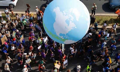 Los manifestantes participan en una marcha climática